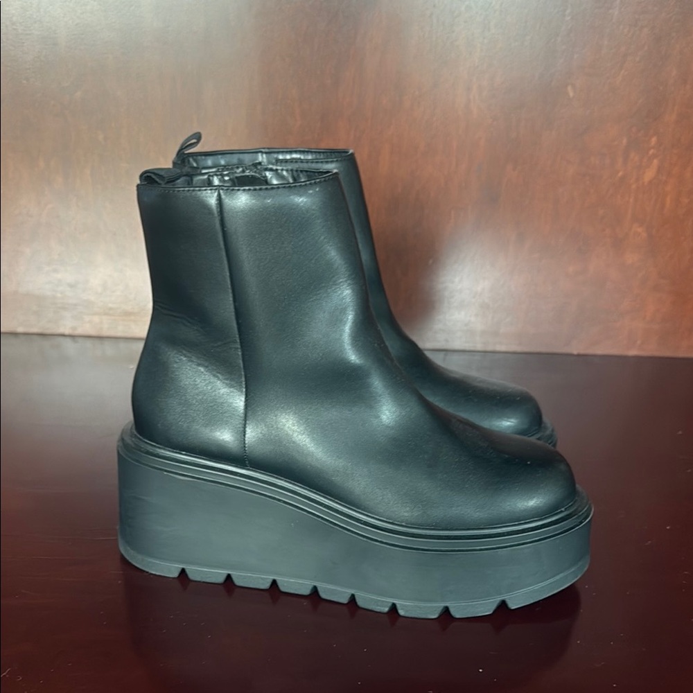 BP Black Platform Shoes with Modern Design